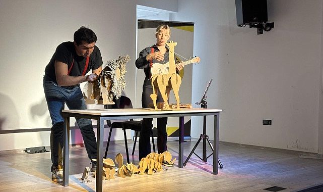 Kendini Arayan Zürafa yollarda