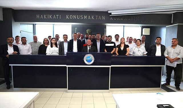 Menderes Belediyesi görüşme odasında: Gökan Zeybek, önce meclis üyelerini, sonra Başkan Çiçek’i dinledi!