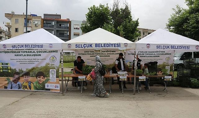 Toprak bu kez umut verdi: Efes’te fideler yardım için satıldı.