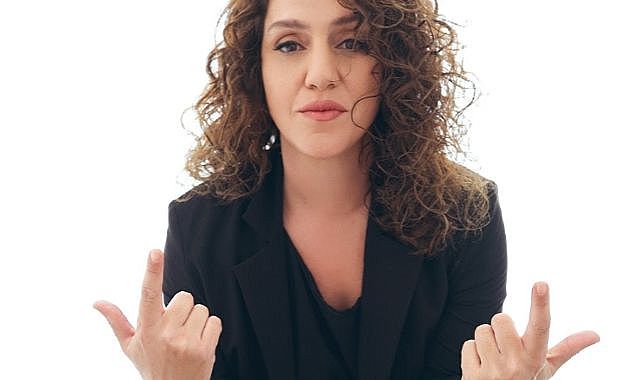 Yasemin Şefik’ten “Bi Nevi Barbarella” ile Gülmekten Kendini Sorgulatan Bir Gece