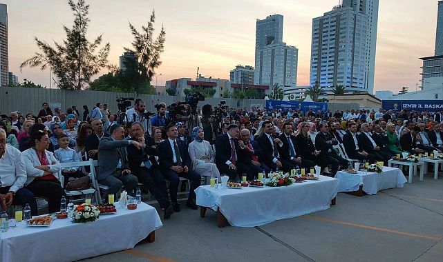 AK Parti İzmir&#039;den miting gibi bayramlaşma!