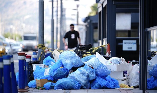 Alsancak&#039;ta çöp krizi: Sendika çöplerin toplanmasına izin vermedi