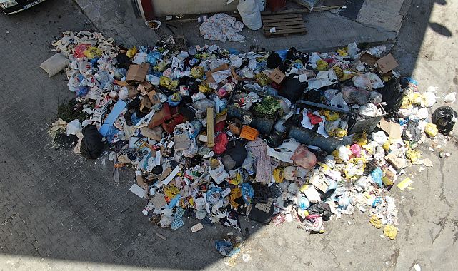 Buca’da grev sokakları çöple doldurdu