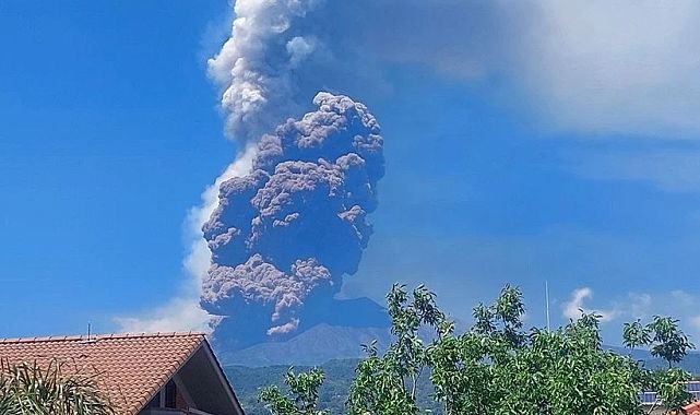 Etna Yanardağı&#039;nda şiddetli patlama: Turistler kaçarken görüntülendi