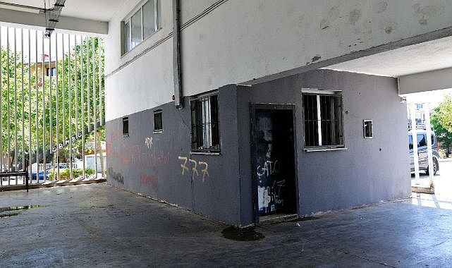 İzmir Bornova’da pazaryerine saldırı: Camlar kırıldı, tavanlar söküldü!