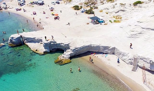 İzmir&#039;in Saklı Cenneti Delikli Koy: Doğal Kayalıklarla Çevrili Bir Vaha!
