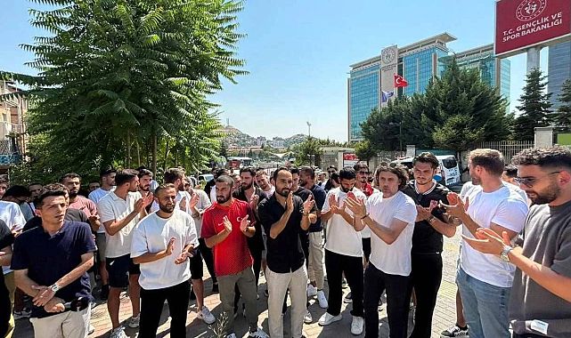 3.Lig futbolcuları TFF’nin yaş sınırlaması kararını protesto etti