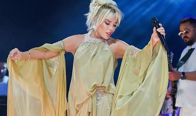 Ajda Pekkan 79 yaşında sahnede fırtına gibi esti