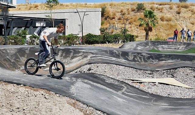 Bornova&#039;da spor ve buluşma parkı açılışa hazırlanıyor