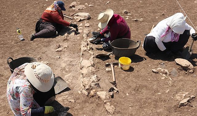 Çayönü Tepesi&#039;nde 4 yapı ve Tunç Çağı su kanalı gün yüzüne çıktı