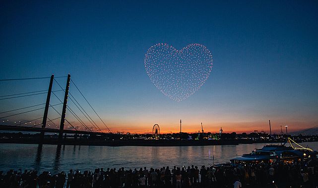 Düsseldorf’ta gökyüzü şöleni büyüledi
