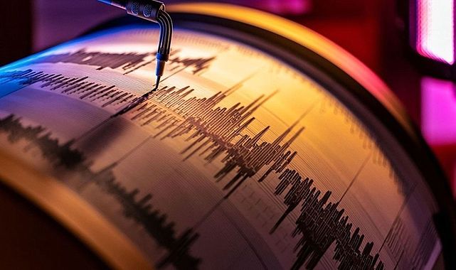 Ege Denizi&#039;nde 4 büyüklüğünde deprem: Girit sallandı