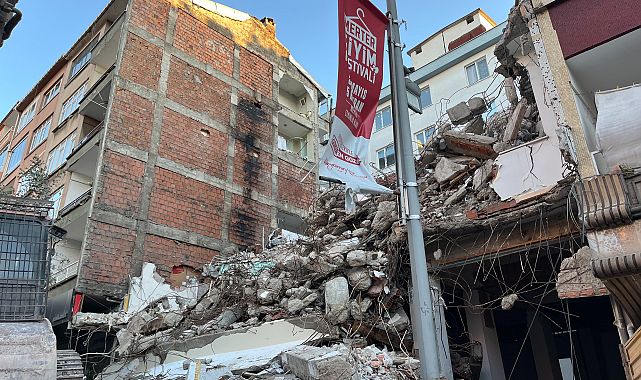 Güngören’de bina yıkımında ünlü oyuncunun evi zarar gördü!