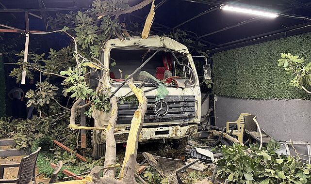 Hatay&#039;da kamyon restorana uçtu: 2 yaralı