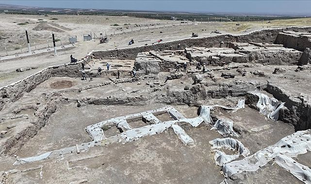 Hitit Mühürleri ve Saray Kalıntılarıyla Dikkat Çeken Höyükte Çalışmalar Sürüyor