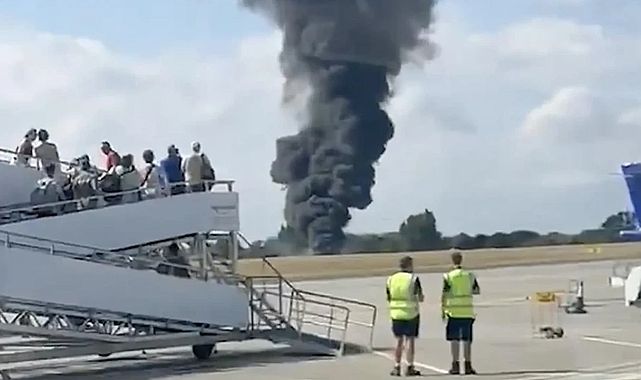 İngiltere’de yolcu uçağı düştü: Alev aldı