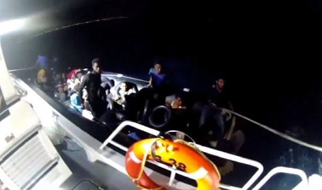 İzmir açıklarında sürüklenen lastik bottaki 3&#039;ü çocuk 37 göçmen kurtarıldı