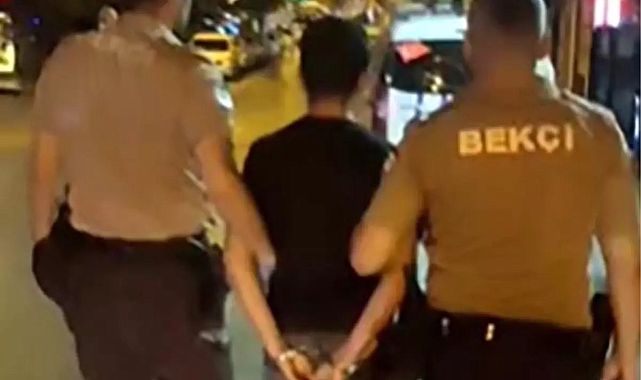 İzmir&#039;de Park Halindeki Araçtan Eşya Çalan Genç Yakalandı