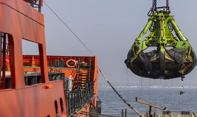 İzmir Körfezi’nde 2,5 milyon metreküplük temizlik