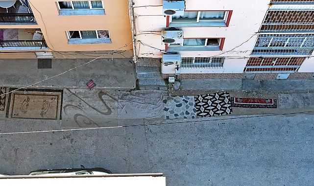Mahalleli isyan etti: Halılarla çukur kapattılar