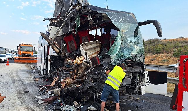 Mersin Tarsus&#039;ta Yolcu Otobüsü Tıra Arkadan Çarptı: 9 Yaralı, Büyük Hasar