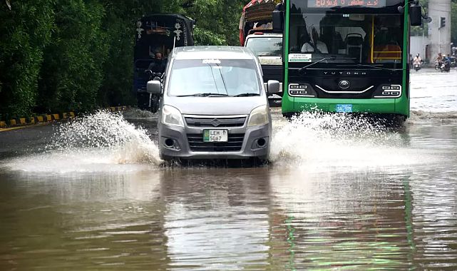 Pakistan’da muson kabusu: Lahor sular altında