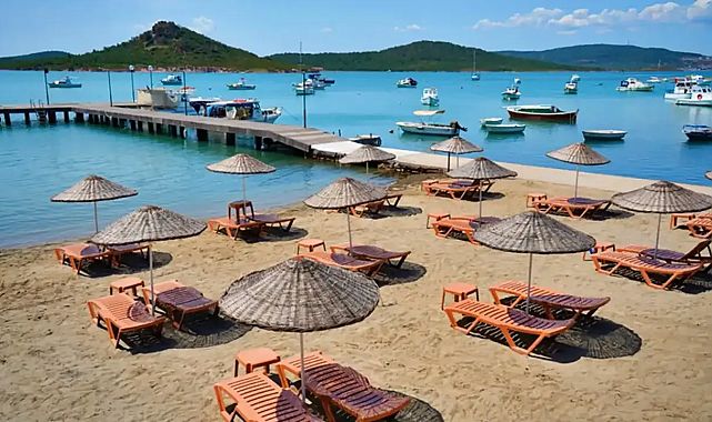 Renkli sokaklarıyla büyülüyor: Cunda Adası