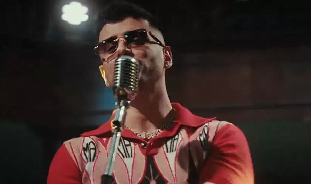 Reynmen sahnede para atılmasına tepki gösterdi