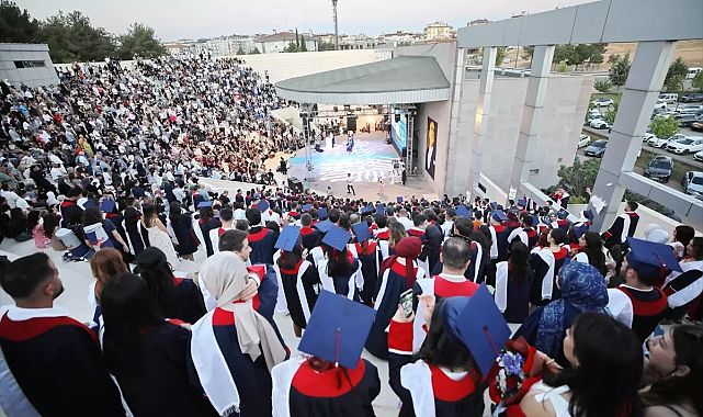 Robotlar ve Avatarlar Eşliğinde Mezuniyet