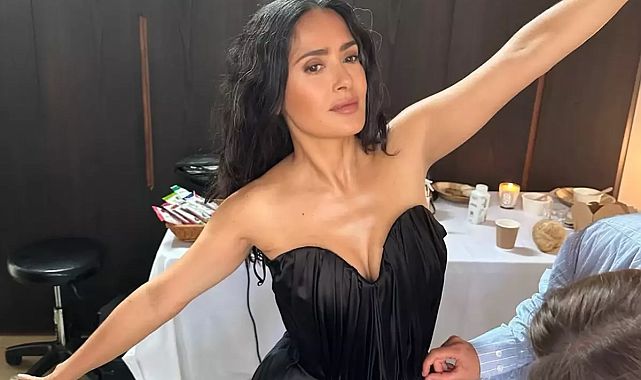 Salma Hayek&#039;ten gençlere taş çıkartan performans