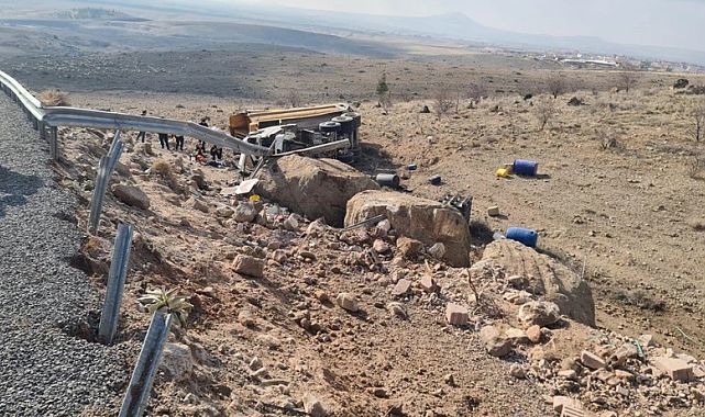 Tır, Minibüs ve Otomobil Çarpıştı: Yolcular Yola Savruldu