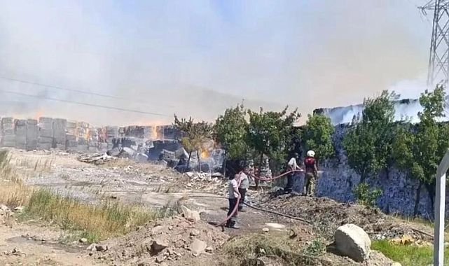 Torbalı’da kağıt fabrikasında büyük yangın paniği