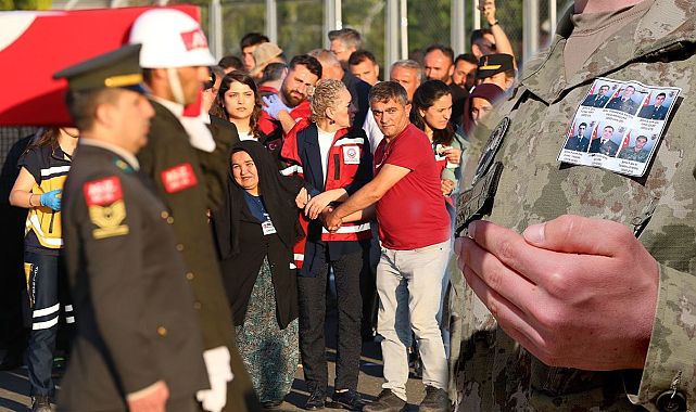 Türkiye 12 şehidine ağlıyor: 2 dakikalık acı