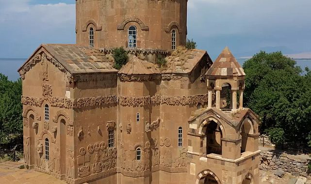 Van Gölü’ndeki Akdamar Kilisesi zamana meydan okuyor