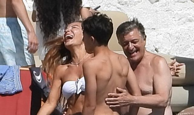 Yılmaz Vural ve ailesinden Çeşme’de tatil keyfi