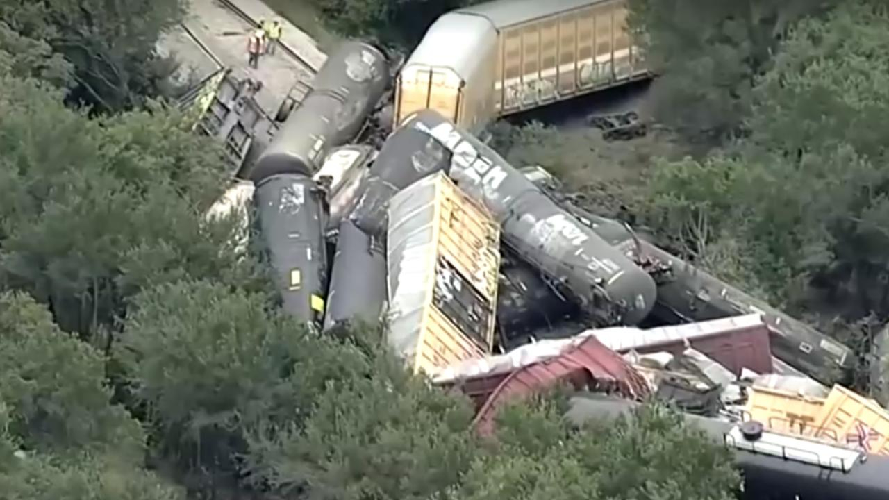 Texas&#039;ta 35 Vagon Raydan Çıktı, Yangın Kontrol Altında