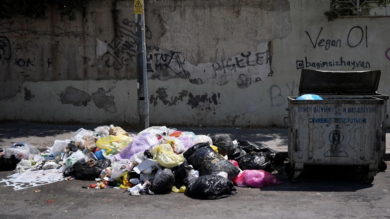 Çöp dağları İzmir’i sardı: Halk isyan ediyor