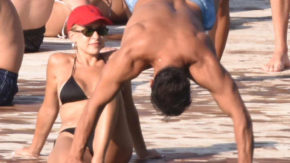 Gamze Erçel ailesiyle Cennet Koyu&#039;nda tatilde