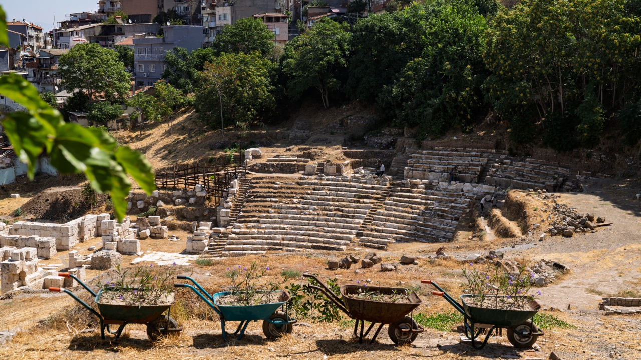 Smyrna Tiyatrosu gün yüzüne çıkıyor: İzmir’in tarihine ışık tutacak kazılar