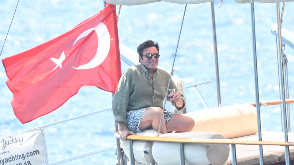 Mario Frangoulis Bodrum’da Türk çayı keyfi yaptı