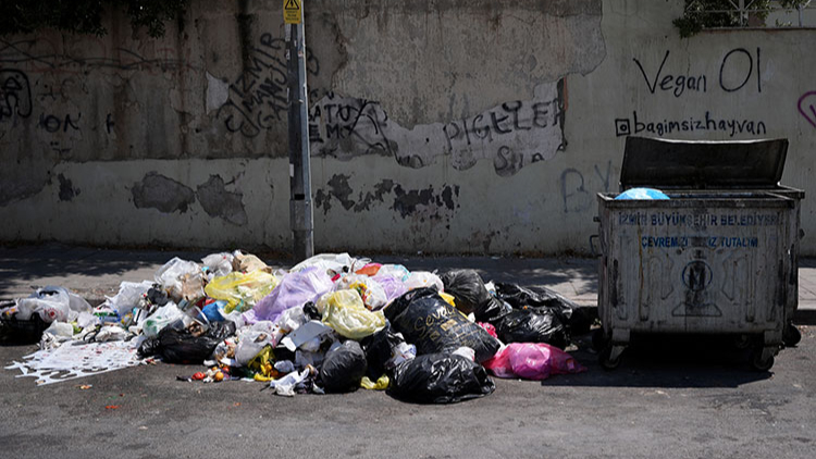 İzmir&#039;de çöp krizi büyüyor, halk isyanda