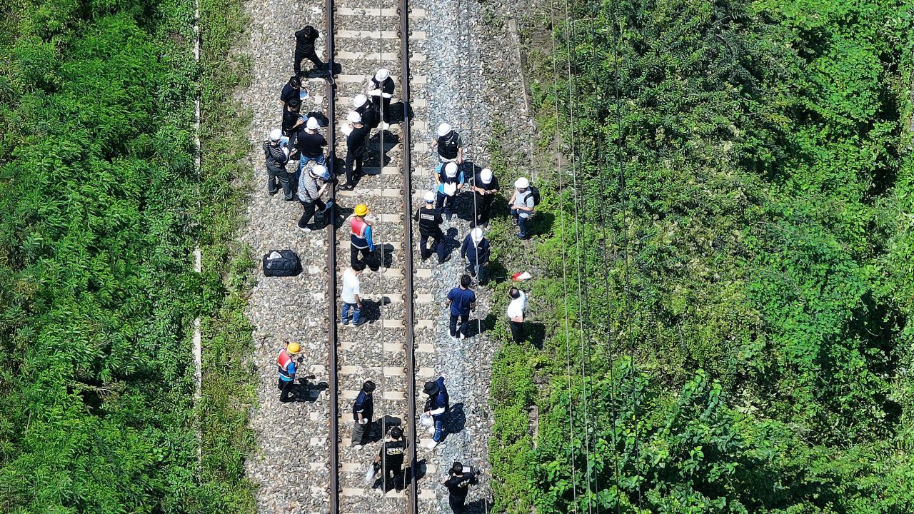 Güney Kore’de yolcu treni işçilere çarptı: Feci kaza