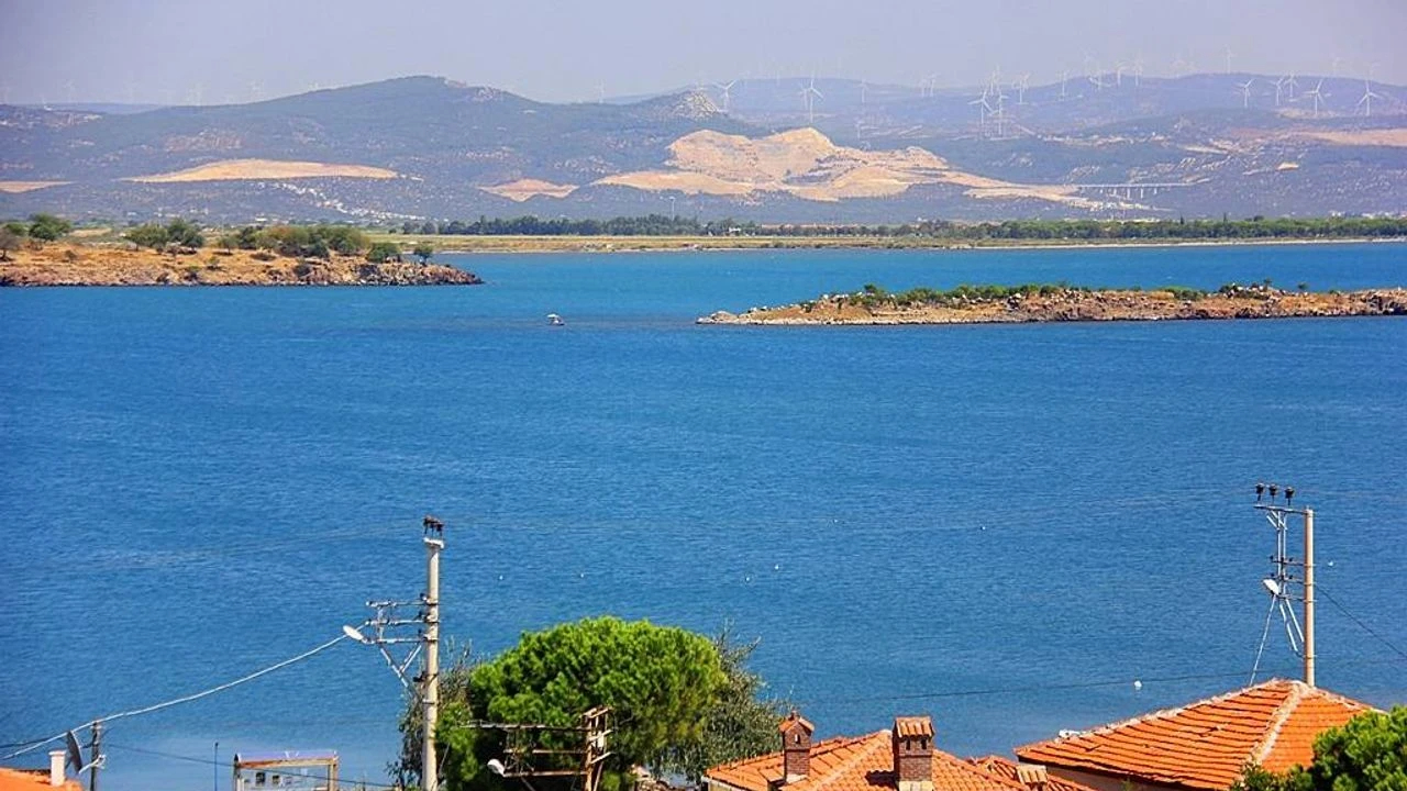 Çandarlı Kalesi ve Masmavi Plajlarıyla Büyülüyor