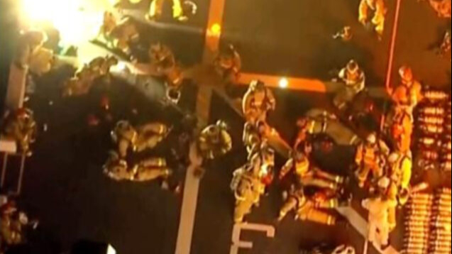 ABD savaş gemisi 12 saat süren yangında yandı