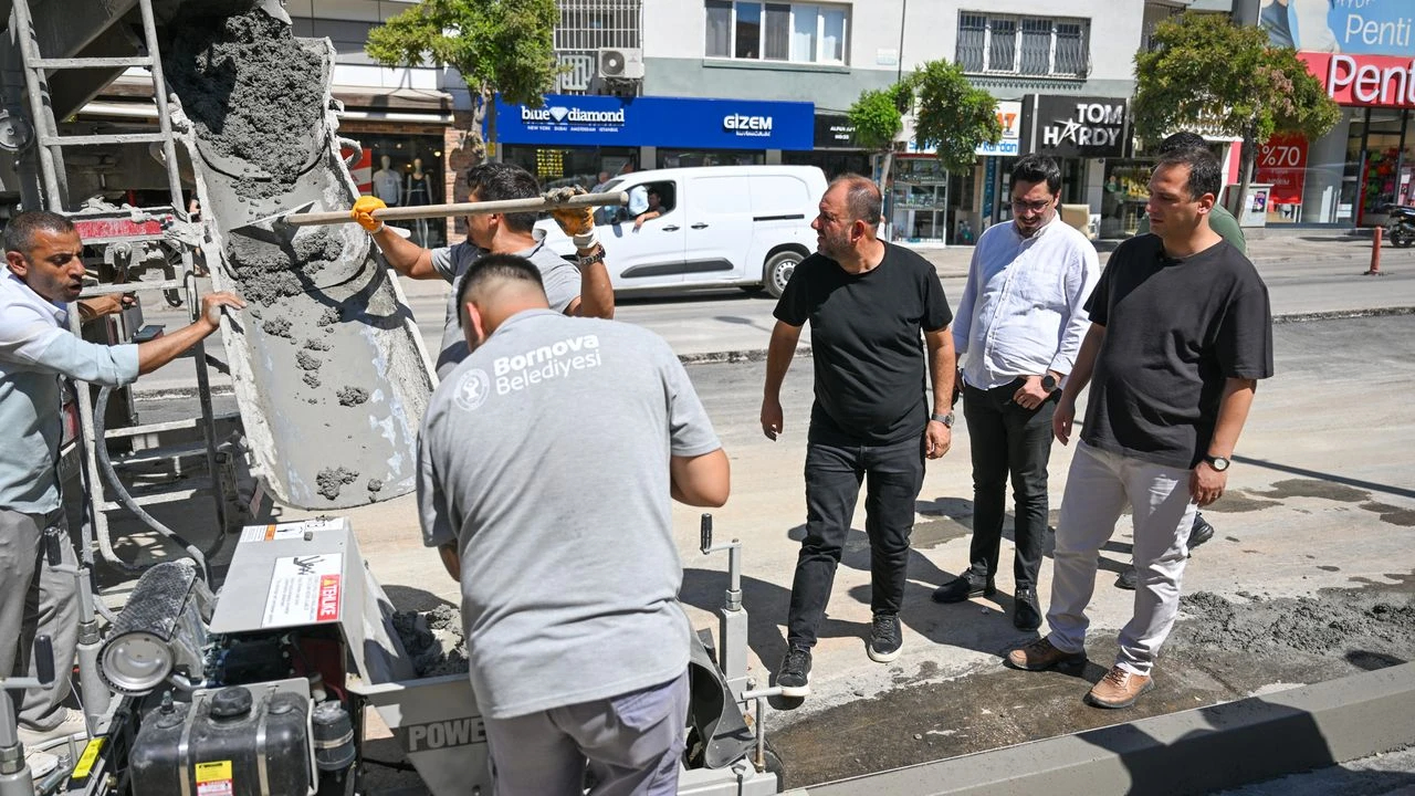 Bornova’da yollar bordür makinesiyle yenileniyor