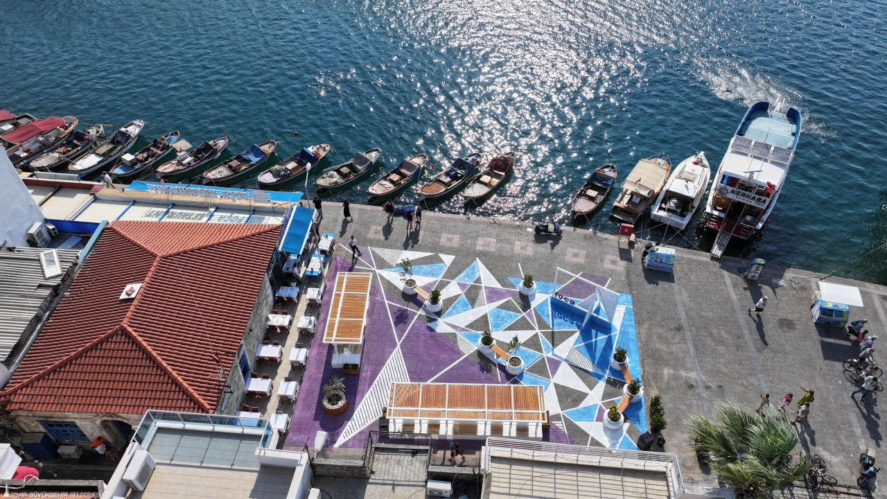 Büyükşehir’den Foça Küçük Deniz Meydanı’na dokunuş