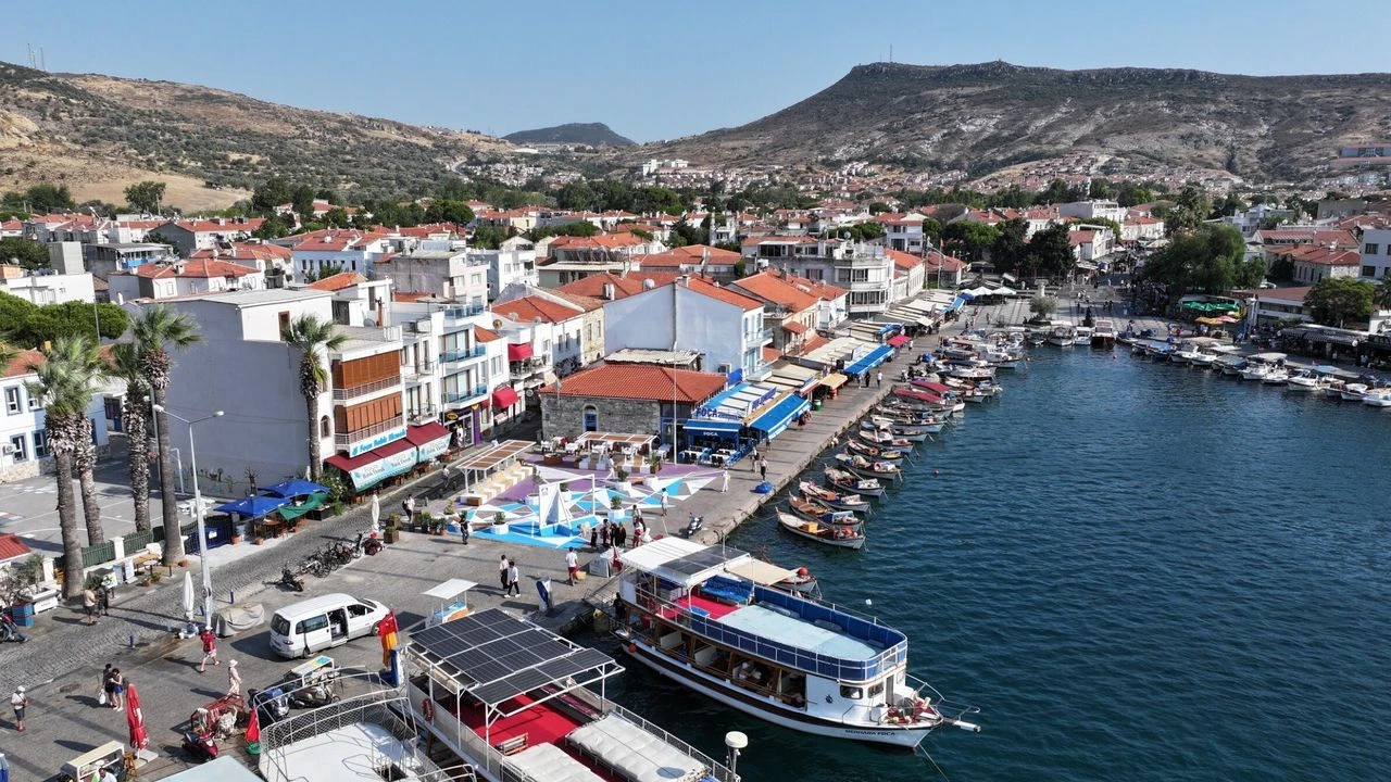Foça Küçük Deniz Meydanı İzmir Büyükşehir’in eseri oldu