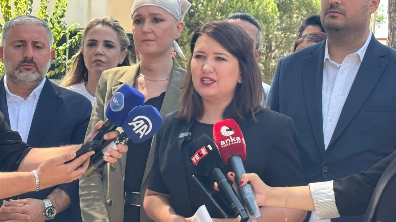 CHP İzmir’den cezaevi önünde açıklama: Serbest bırakılmalı