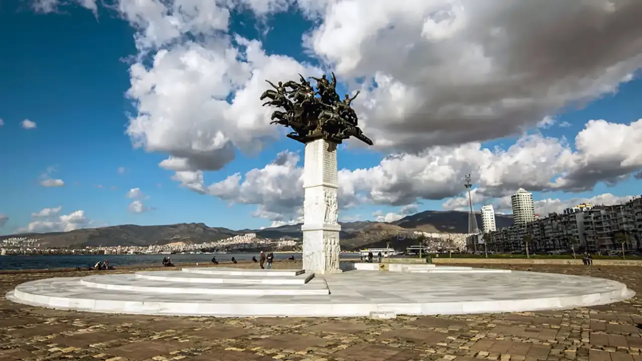 İzmir’in simgesi: Cumhuriyet Ağacı’nın hikayesi