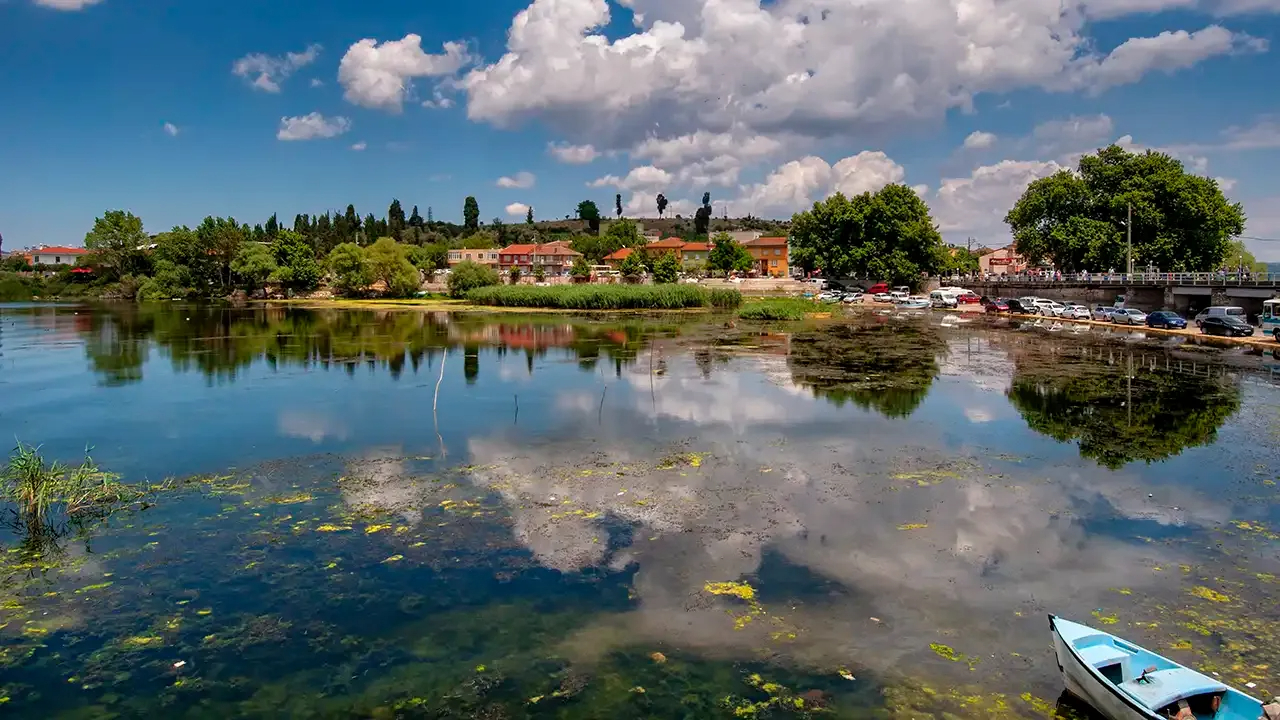 İzmir’e 3 saat uzaklıkta kadınların da balık tuttuğu köy